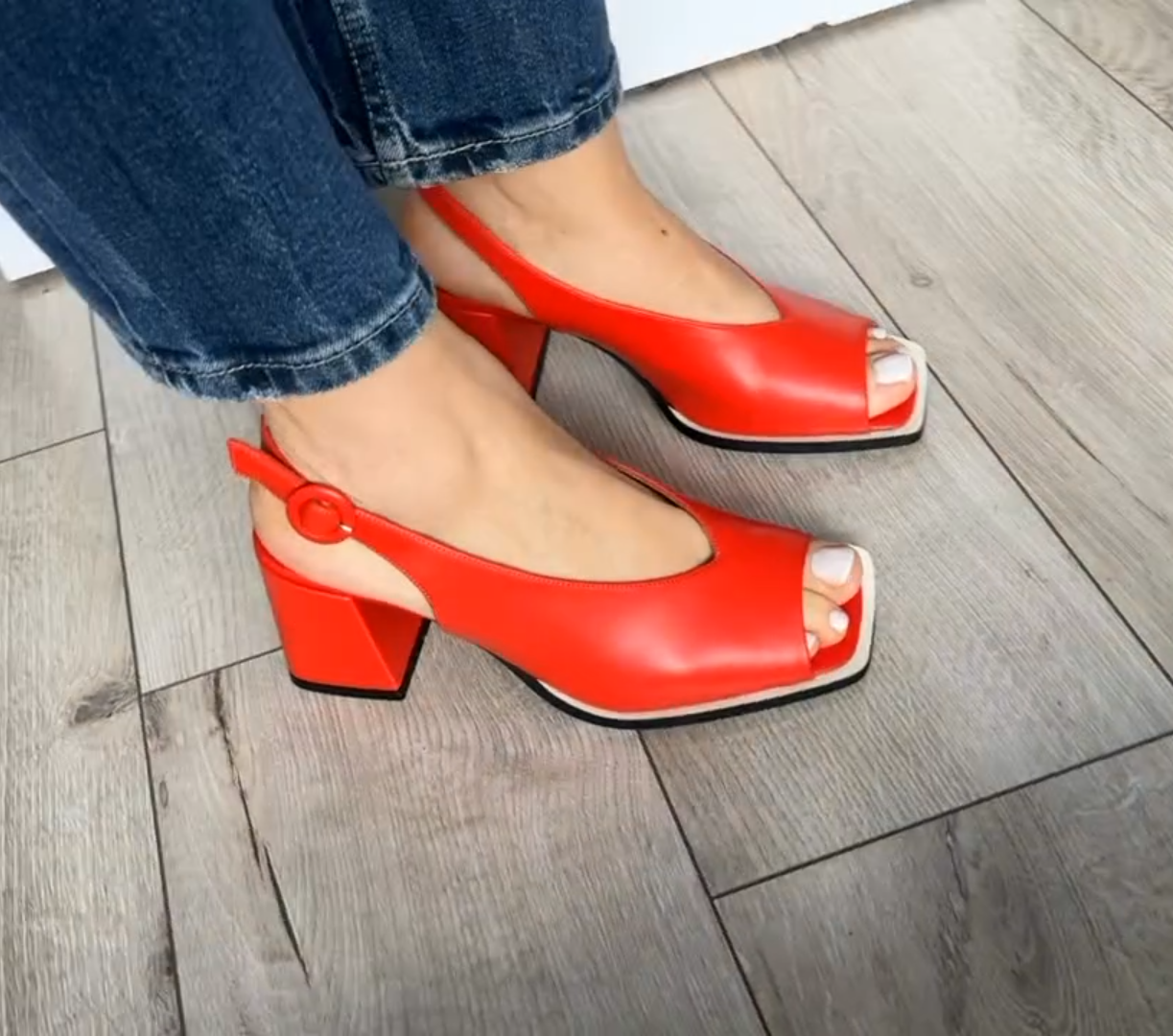 Vastag sarkú, halorrú szandál