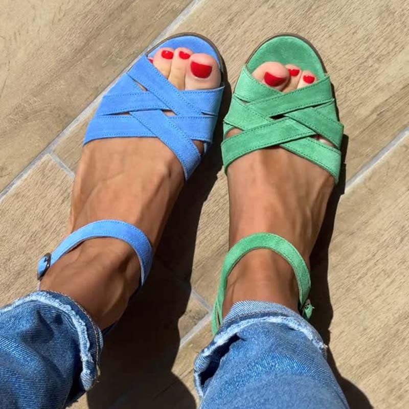 Női üreges csatos szandálok